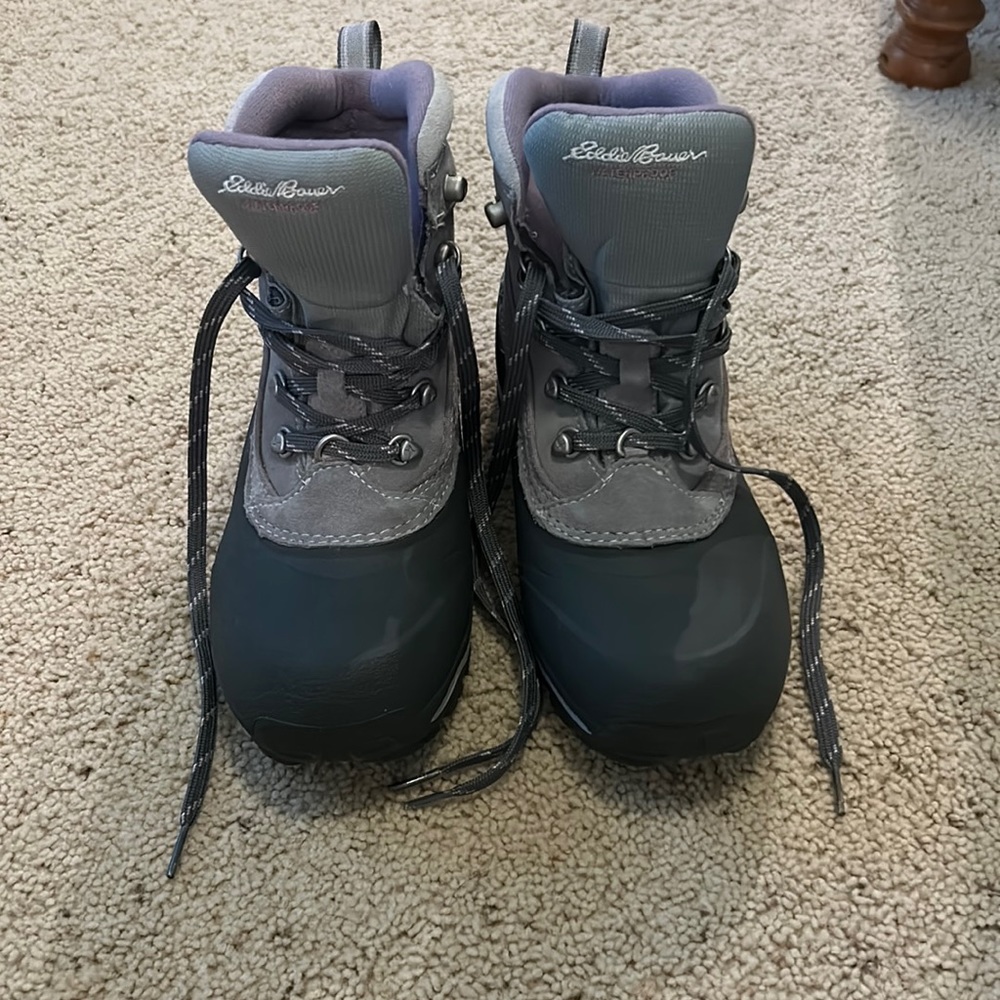 Never worn Eddie Bauer snow boots